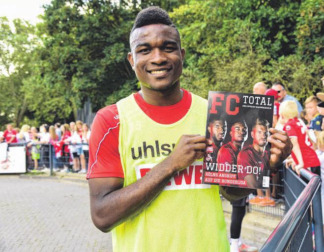 Cover-Held Jhon Cordoba freut sich über sein FC TOTAL. Der Kolumbianer wird im neuen Heft zum Riesen. Foto: Weiser Cover-Held Jhon Cordoba freut sich über sein FC TOTAL. Der Kolumbianer wird im neuen Heft zum Riesen. Foto: Weiser