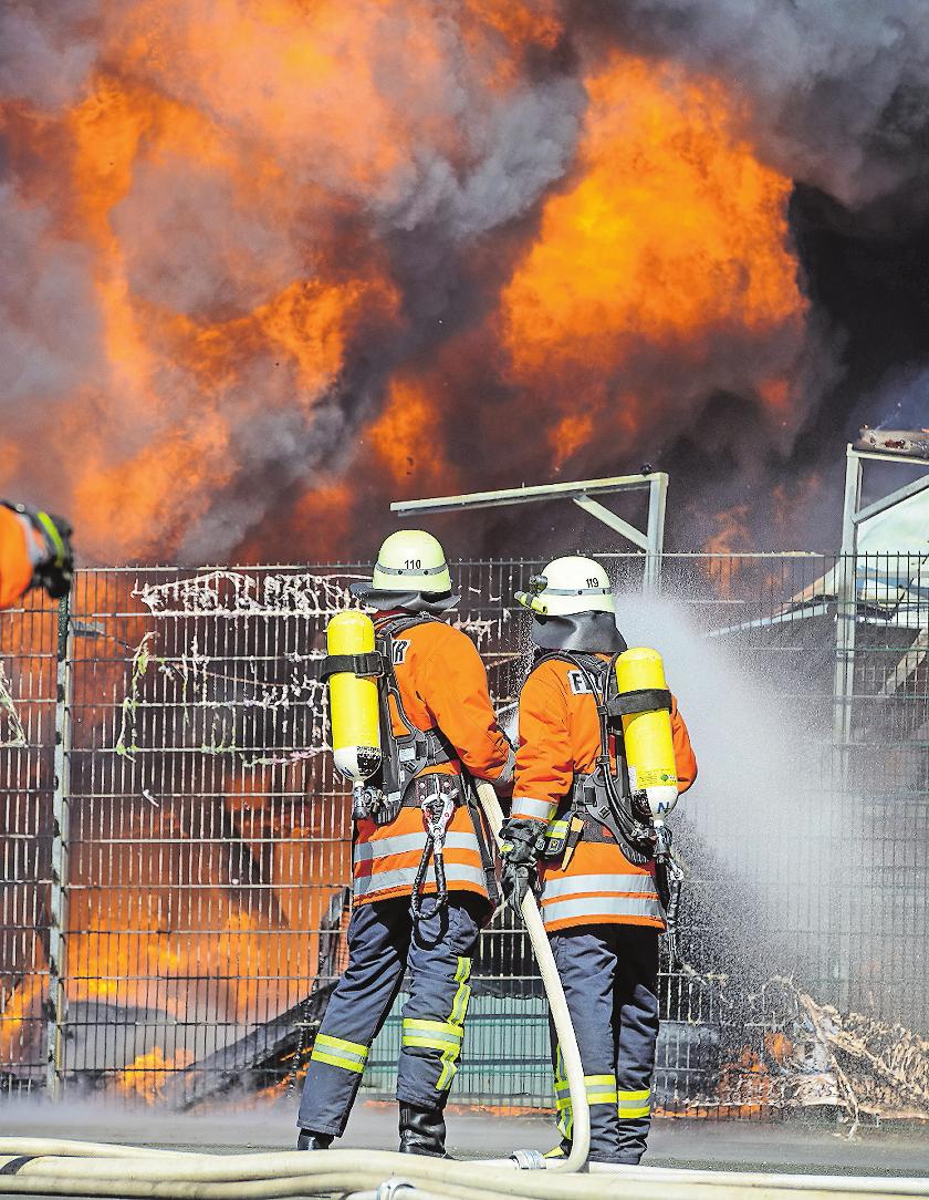 Wer später viel verdienen möchte, muss nicht zwingend einen Studienabschluss haben. Auch nach einer Ausbildung, zum Beispiel bei der Berufsfeuerwehr, können die Gehälter vergleichsweise hoch sein. FOTO: BENJAMIN NOLTE/DPA Wer später viel verdienen möchte, muss nicht zwingend einen Studienabschluss haben. Auch nach einer Ausbildung, zum Beispiel bei der Berufsfeuerwehr, können die Gehälter vergleichsweise hoch sein. FOTO: BENJAMIN NOLTE/DPA