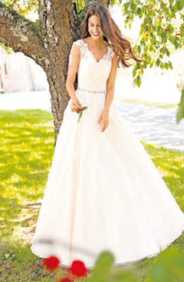 Mit seinem schwingenden Rock und seinem feinen Elfenbein-Ton liegt dieses Brautkleid 2019 voll im Trend. Foto: Kleemeier Mit seinem schwingenden Rock und seinem feinen Elfenbein-Ton liegt dieses Brautkleid 2019 voll im Trend. Foto: Kleemeier