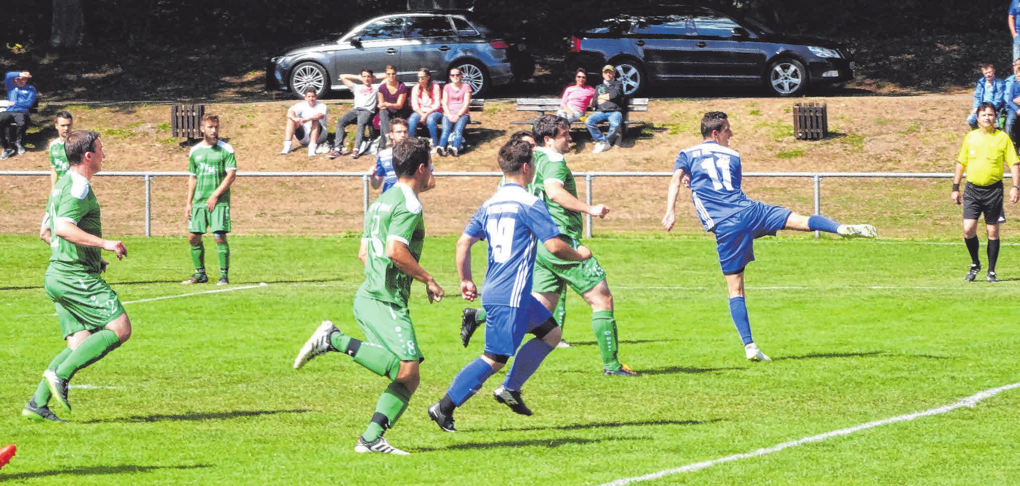 2. Saisonspiel: Der SV Hochberg (blaue Trikots) erzeilt das 1:1 gegen den FV Weithart und verpasst dem Mitaufstiegsfavoriten danach eine 11:3-Klatsche auf dessen Platz. FOTO: SCHWARZ 2. Saisonspiel: Der SV Hochberg (blaue Trikots) erzeilt das 1:1 gegen den FV Weithart und verpasst dem Mitaufstiegsfavoriten danach eine 11:3-Klatsche auf dessen Platz. FOTO: SCHWARZ