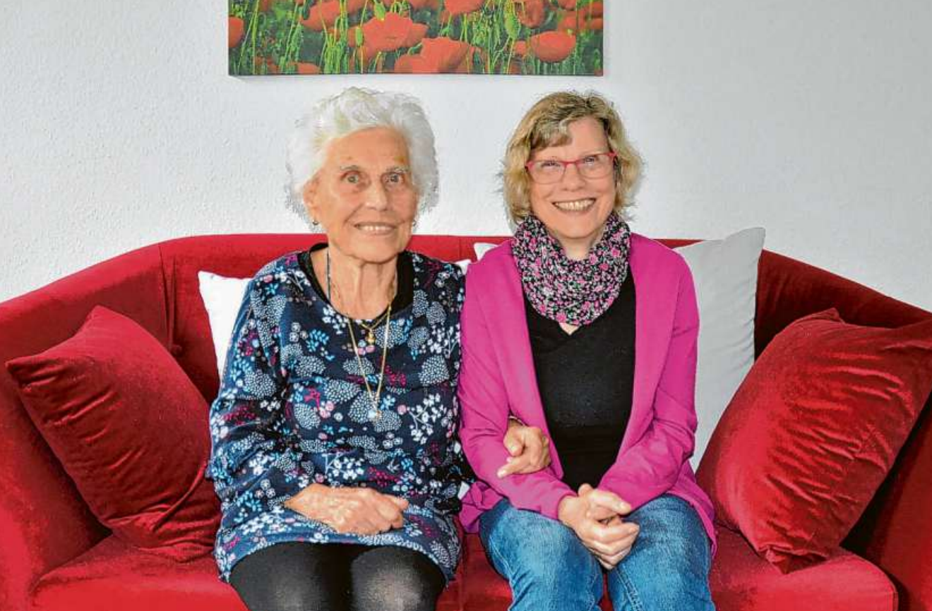 Ruth Uhlmann (91) genießt es, wieder Zeit mit ihrer Tochter Heidi Noll (65) verbringen zu können Foto: PR