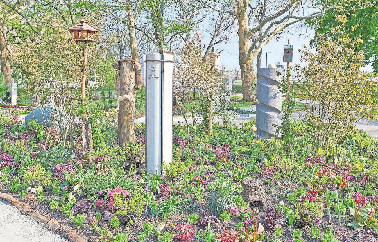 Felsartige Entwürfe sind ein Sinnbild der Ewigkeit. Blätter im Wind erinnern uns an die eigene Vergänglichkeit. Foto: BIV Steinmetze/Richard Watzke Felsartige Entwürfe sind ein Sinnbild der Ewigkeit. Blätter im Wind erinnern uns an die eigene Vergänglichkeit. Foto: BIV Steinmetze/Richard Watzke