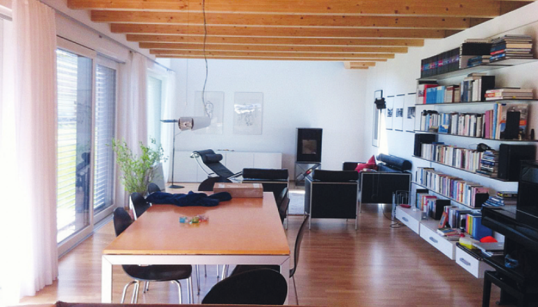 Viel Holz schafft auch im Wohnzimmer Gemütlichkeit. Klare Linien und eine moderne Möblierung sorgen für Kontrast