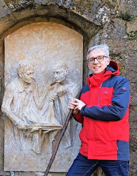 Thomas Ochs beim Steinguss „Sankt Martin teilt auf Augenhöhe“. Foto: privat Thomas Ochs beim Steinguss „Sankt Martin teilt auf Augenhöhe“. Foto: privat