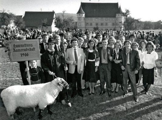 Seit dem Jahre 1969 ist der von den Vätern und Großvätern überlieferte Hammeltanz – hier im Jahr 1985 – ein Höhepunkt der Hirrlinger Kirbe. Archivbild: Rainer Mozer