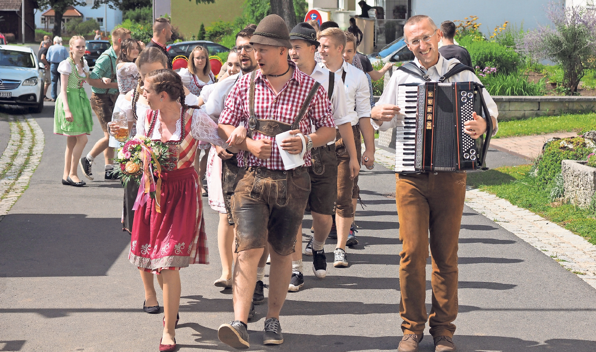 Auch in Neudorf ist das Austanzen des Kirchweihbaums der Höhepunkt der Kirwa: Am Sonntag um 14 Uhr kürt man das Oberkirwapaar. Fotos: Klaus Trenz Auch in Neudorf ist das Austanzen des Kirchweihbaums der Höhepunkt der Kirwa: Am Sonntag um 14 Uhr kürt man das Oberkirwapaar. Fotos: Klaus Trenz