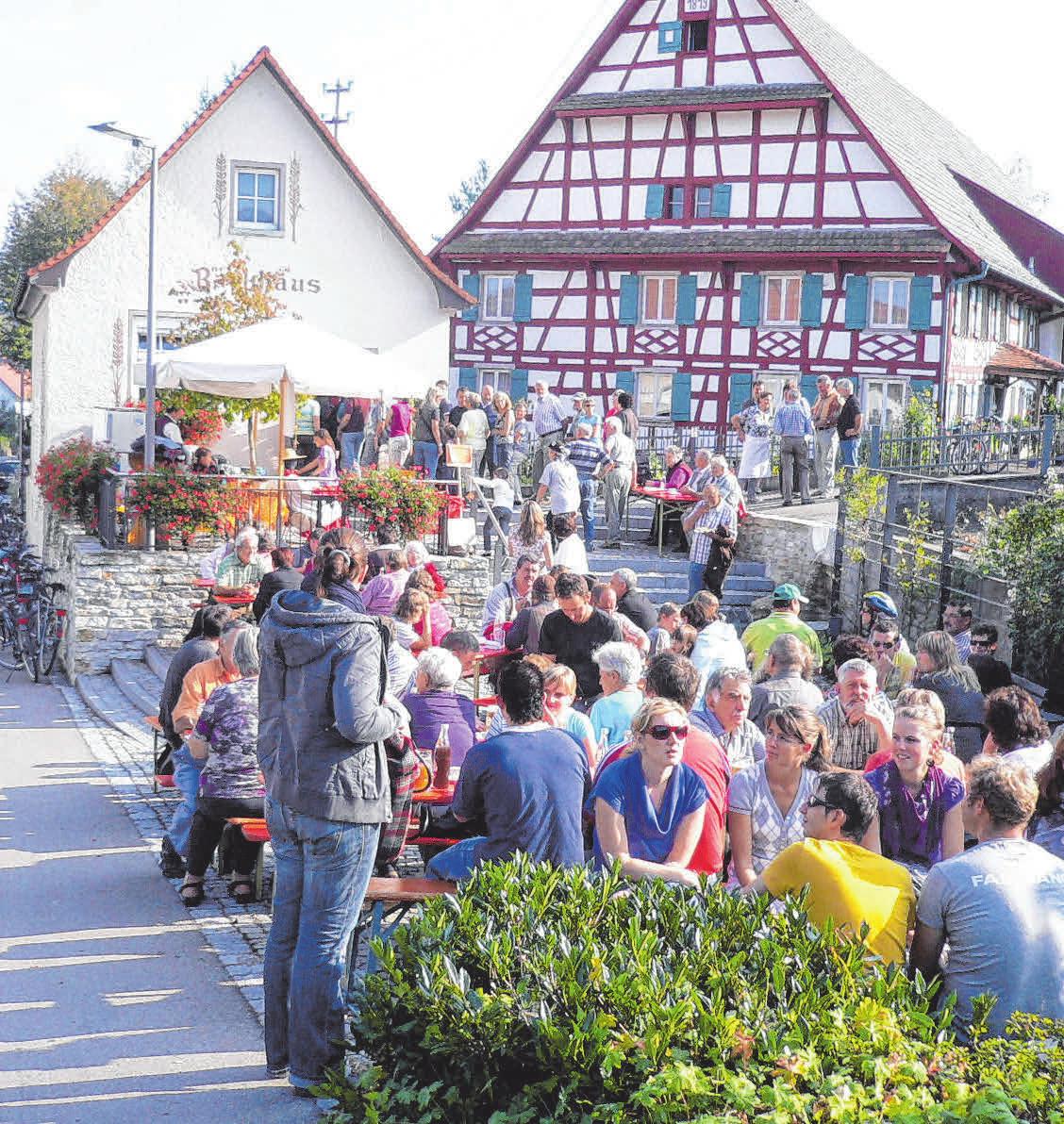 Auf dem Dorfplatz findet ein gesseliger Hock statt Auf dem Dorfplatz findet ein gesseliger Hock statt