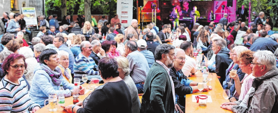 Gemütlich sitzen lässt es sich beim Gerolzhöfer Weinfest im Spitalgarten. FOTO: ENDRISS Gemütlich sitzen lässt es sich beim Gerolzhöfer Weinfest im Spitalgarten. FOTO: ENDRISS