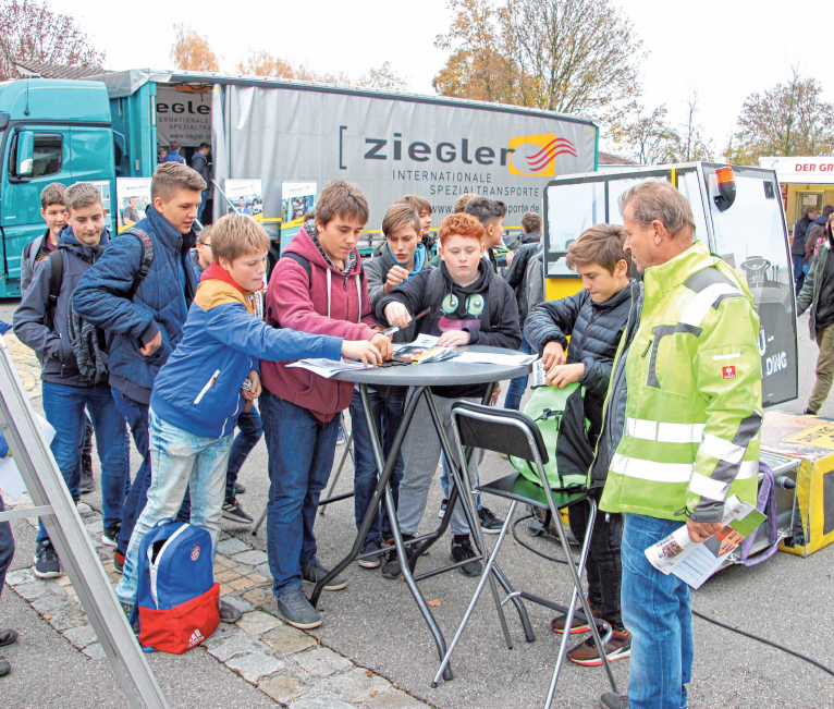 Der Baubus ist auf dem Außengelände zu Gast. Der Baubus ist auf dem Außengelände zu Gast.