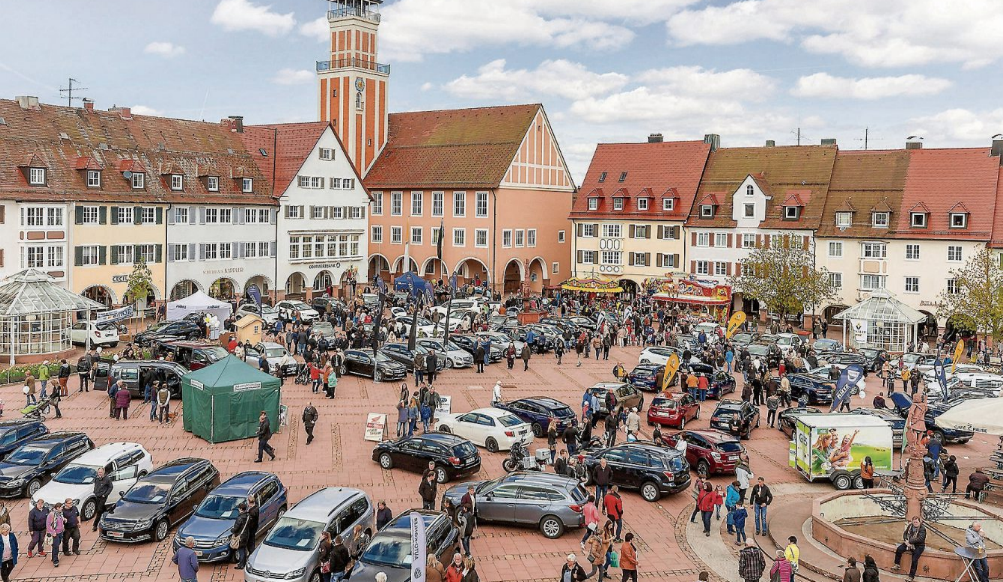 Die traditionelle Neu- und Gebrauchtwagenschau auf dem Freudenstädter Marktplatz ist ein Besuchermagnet. Bild: FreudenStadtMarketing