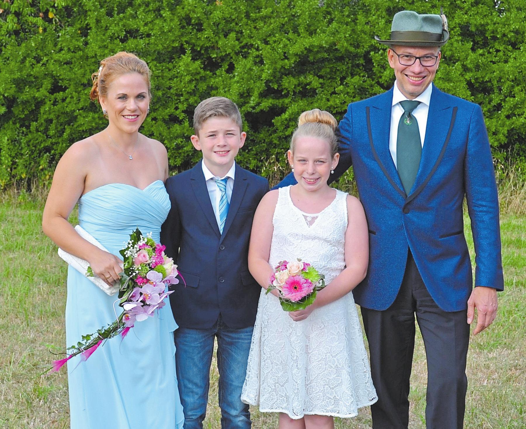 Freuen sich auf ein buntes Festwochenende: das Königspaar, Torsten und Tabea Sandkühler, sowie das Kinderkönigspaar, Lukas Möllers und Jule Schweins. Foto: -bim Freuen sich auf ein buntes Festwochenende: das Königspaar, Torsten und Tabea Sandkühler, sowie das Kinderkönigspaar, Lukas Möllers und Jule Schweins. Foto: -bim