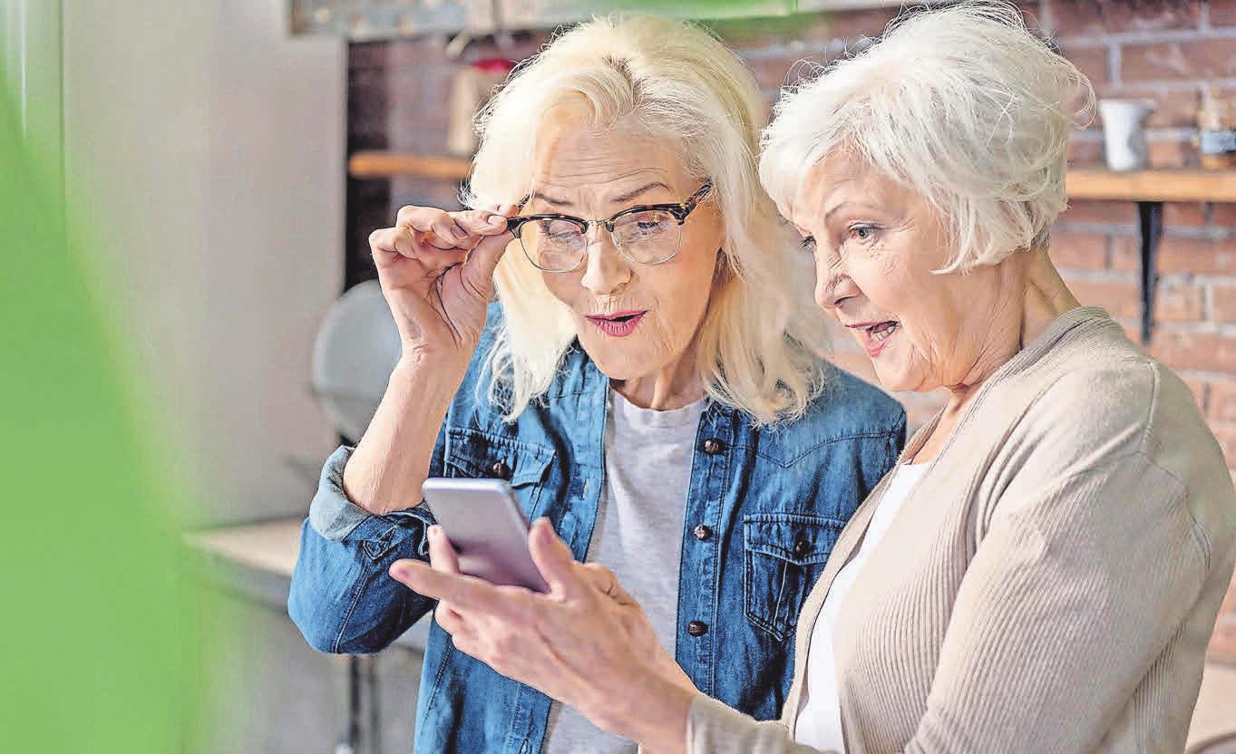 Praktischer Begleiter: Mit dem Smartphone Dinge von unterwegs erledigen. Foto: Yakobchuk Olena/stock. adobe.com/ emporia/akz-oCaption Praktischer Begleiter: Mit dem Smartphone Dinge von unterwegs erledigen. Foto: Yakobchuk Olena/stock. adobe.com/ emporia/akz-oCaption