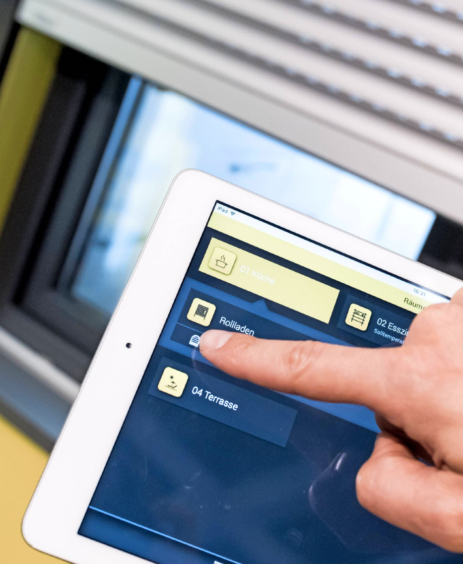 Hausbesitzer können Rollläden mit Smartphone oder Tablet aus der Ferne steuern. Das kann Einbrechern vorgaukeln, jemand sei zu Hause. Foto: Alexander Heinl/dpa-tmn Hausbesitzer können Rollläden mit Smartphone oder Tablet aus der Ferne steuern. Das kann Einbrechern vorgaukeln, jemand sei zu Hause. Foto: Alexander Heinl/dpa-tmn