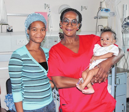 In der Geburtsklinik im Tygerberg Hospital in Kapstadt: eine Mutter und ihr Baby zusammen mit einer HIV-Fachkraft von Hope. ULRICH HEIDE