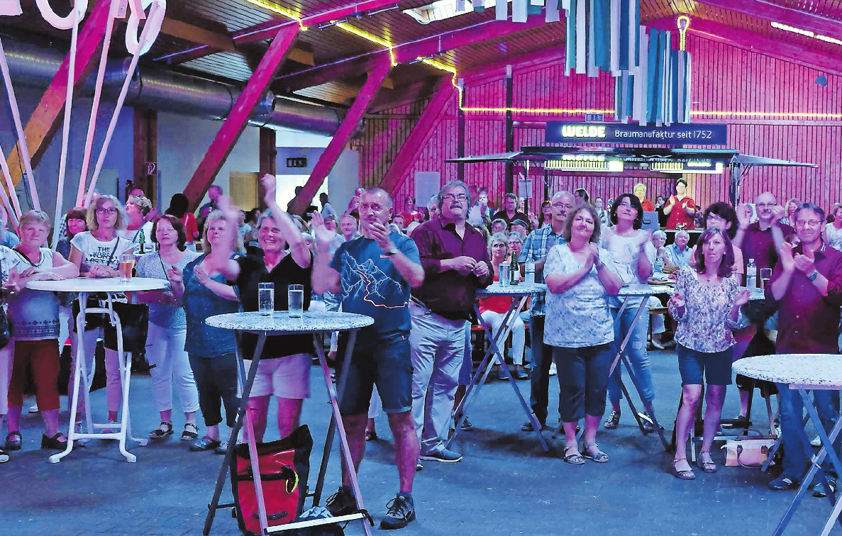 Die Band spielt, das Publikum singt Die Band spielt, das Publikum singt