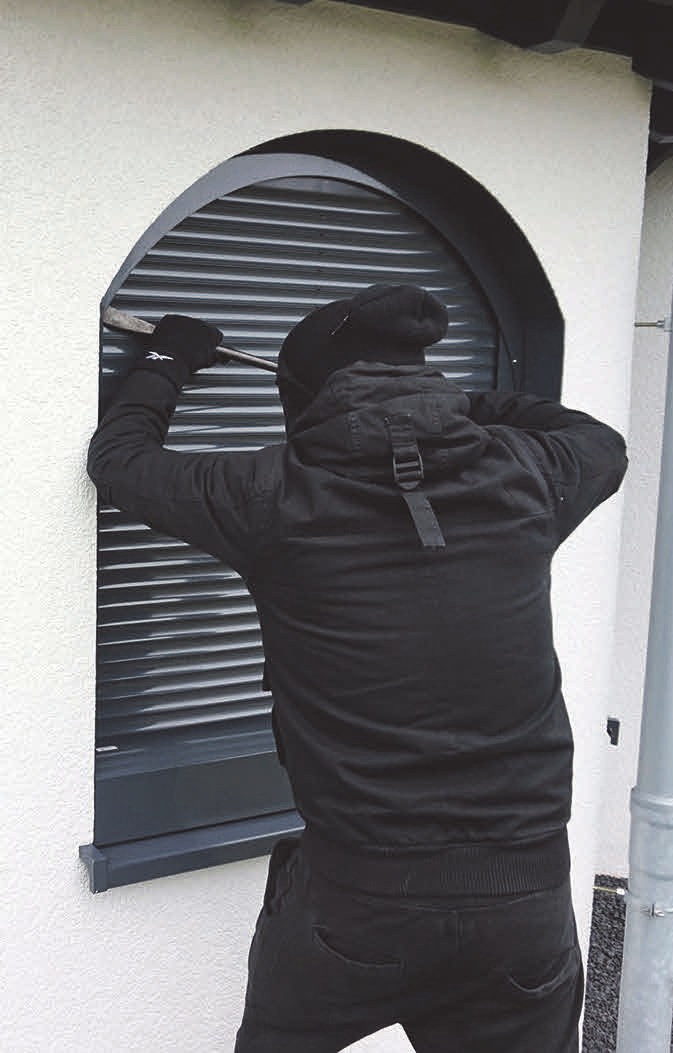 Rollläden mit Aluminiumprofilen bieten Langfingern Paroli, denn ihre biegefesten Stäbe können nicht so einfach herausgebrochen werden. djd/Schanz Rollladensysteme Rollläden mit Aluminiumprofilen bieten Langfingern Paroli, denn ihre biegefesten Stäbe können nicht so einfach herausgebrochen werden. djd/Schanz Rollladensysteme