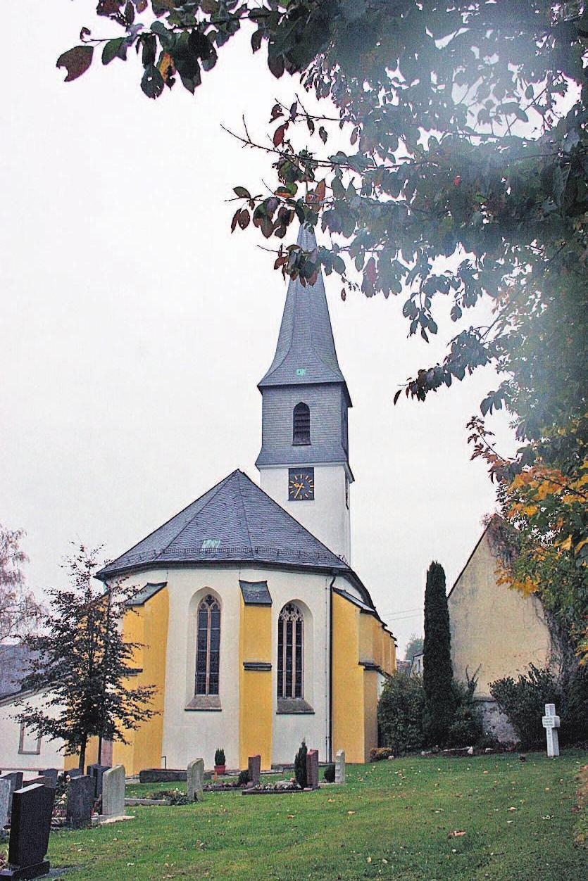 Blick auf die Ahornberger Dorfkirche Sankt Martin. Blick auf die Ahornberger Dorfkirche Sankt Martin.