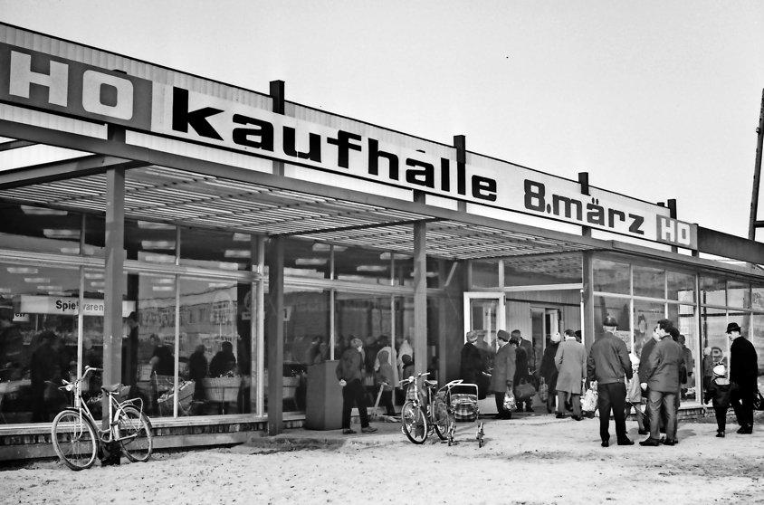 Knieper West I: Eröffnung der Kaufhalle „8. März" am 8. März 1969. Foto: Harry Hardenberg Knieper West I: Eröffnung der Kaufhalle „8. März" am 8. März 1969. Foto: Harry Hardenberg