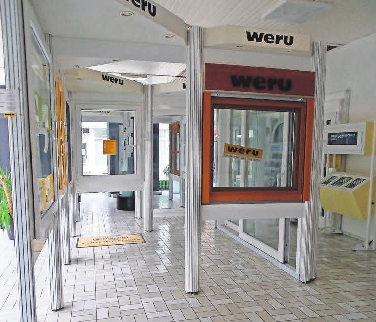 In der Ausstellung sind auch verschiedene Beispiele der neuen Haustür- und Fenstergeneration zu sehen. In der Ausstellung sind auch verschiedene Beispiele der neuen Haustür- und Fenstergeneration zu sehen.