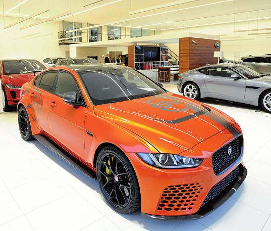 Von 0 auf 100 in 3,7 Sekunden: Der Jaguar Project 8 ist der leistungsstärkste Jaguar aller Zeiten. Sein 5.0 Liter V8 Kompressor arbeitet mit 600 PS und beschleunigt den Boliden auf bis zu 300 Stundenkilometer.