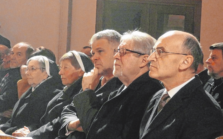 Viele Ehrengäste waren geladen: (von links) Die Ordensschwestern Iris und Pernela, Landtagsabgeordneter Steffen Vogel, Zweiter Bürgermeister Gerhard Zösch und Landrat Wilhelm Schneider. Viele Ehrengäste waren geladen: (von links) Die Ordensschwestern Iris und Pernela, Landtagsabgeordneter Steffen Vogel, Zweiter Bürgermeister Gerhard Zösch und Landrat Wilhelm Schneider.