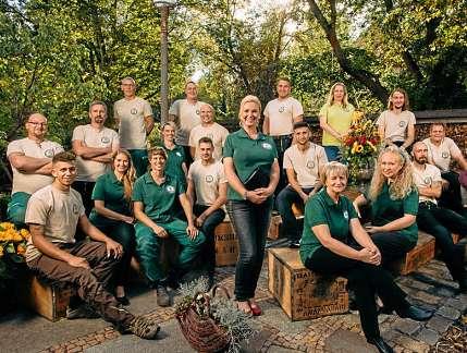 Von den 18 Mitarbeitern der Gartenbaufirma haben drei eine Beeinträchtigung. FOTO: CHRISTIAN GOHDES Von den 18 Mitarbeitern der Gartenbaufirma haben drei eine Beeinträchtigung. FOTO: CHRISTIAN GOHDES