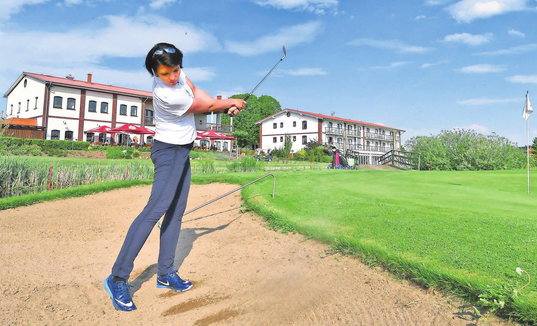 Nicole Pietzke, OZ-Tour-Siegerin 2017, bei einem Bunkerschlag in Kaschow im Golfpark Strelasund. Foto:Frank Söllner Nicole Pietzke, OZ-Tour-Siegerin 2017, bei einem Bunkerschlag in Kaschow im Golfpark Strelasund. Foto:Frank Söllner