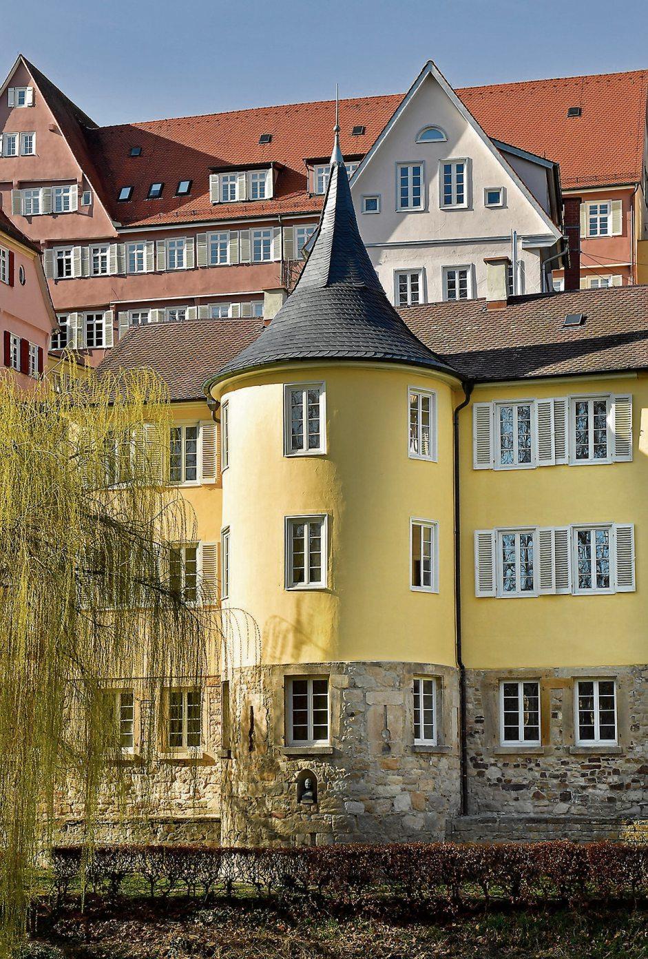 Für Tübingen ist der Hölderlinturm ein Wahrzeichen, das die Stadtkulisse prägt. Er findet sich sogar im städtischen Logo wieder: Das kleine t greift die Form des Gebäudes auf. Bilder: Gudrun de Maddalena