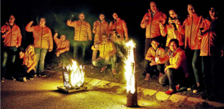 Die Bretzfelder Wengerter brennen schon auf ihr heißes Wochenende. Im Vorfeld haben sie sich effektvoll in Szene gesetzt. Foto: privat Die Bretzfelder Wengerter brennen schon auf ihr heißes Wochenende. Im Vorfeld haben sie sich effektvoll in Szene gesetzt. Foto: privat