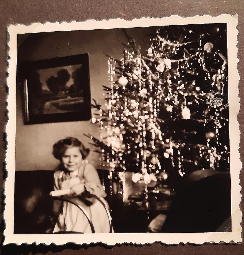 Aus dem Fotoalbum: Weihnachten im Nachkriegsdeutschland der 1950er-Jahre – Lameta gab es schon damals, und die Freude der Kinder war genauso offensichtlich wie heute Foto: Hoffmann