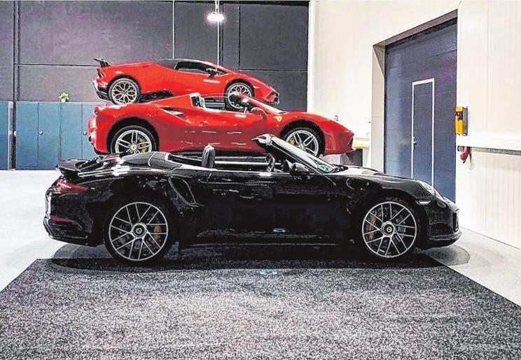Das Car-Resort der Genusswerkstatt bietet eine erstklassige Privatgarage mit 50 Einstellplätzen und exklusivem Service für den eigenen Young- oder Oldtimer. Das Car-Resort der Genusswerkstatt bietet eine erstklassige Privatgarage mit 50 Einstellplätzen und exklusivem Service für den eigenen Young- oder Oldtimer.