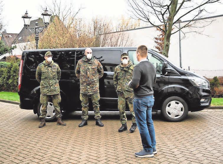 Soldaten aus Luttmersen stehen dem „Haus Gehrden“ als Hilfe für die Bewältigung der regelmäßig durchzuführenden Schnelltests zur Verfügung. Soldaten aus Luttmersen stehen dem „Haus Gehrden“ als Hilfe für die Bewältigung der regelmäßig durchzuführenden Schnelltests zur Verfügung.