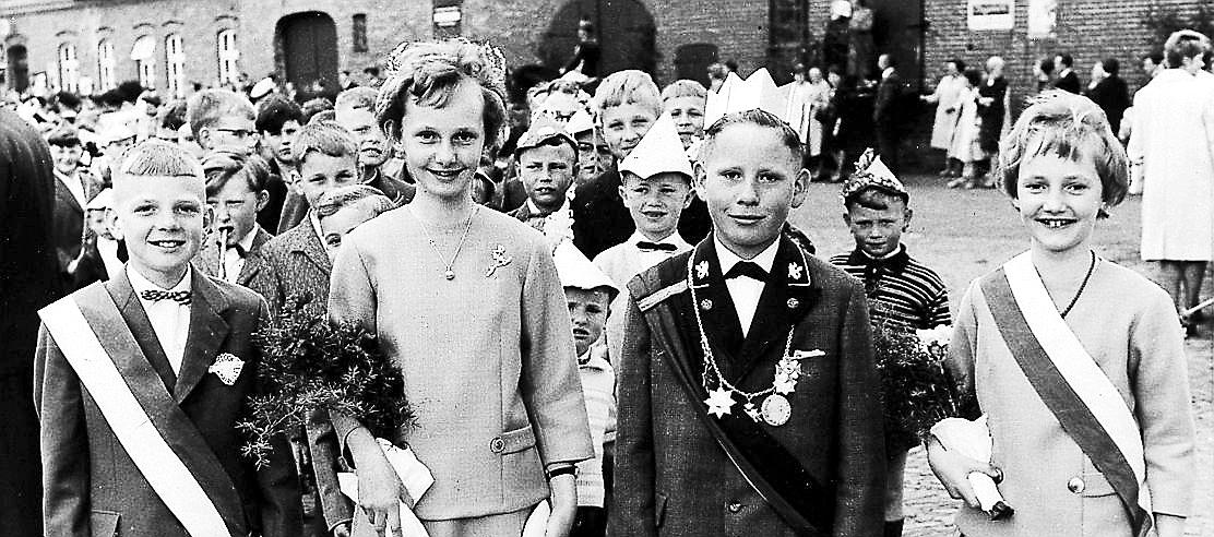 Vor 60 Jahren: (v.l.) Josef Wernke, Ursula Perner, Kinderkönig Reinhard Kruse und Irmgard Perner.