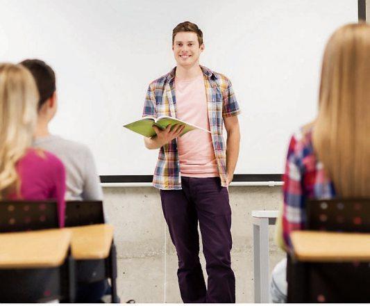 Die Ausbildungsbotschafter informieren Schülerinnen und Schüler auf Augenhöhe über ihren Ausbildungsberuf. Bild: Syda Productions/stock.adobe.com