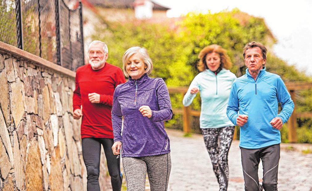 Wohltuender Gruppensport: Hier werden die Fitness trainiert, der Gleichgewichtssinn gefördert und soziale Kontakte gepflegt. Foto: djd/Vertigoheel/Getty Wohltuender Gruppensport: Hier werden die Fitness trainiert, der Gleichgewichtssinn gefördert und soziale Kontakte gepflegt. Foto: djd/Vertigoheel/Getty