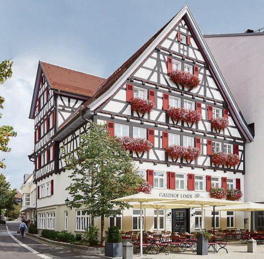 Willkommen im Gasthof Linde! - Heimat ist kein Ort, Heimat ist ein Gefühl. Für dieses Gefühl steht der Gasthof Linde. Dem Linde-Team ist es eine Freude, Sie täglich mit echter Gastfreundschaft zu verwöhnen. Gelegen im Herzen von Albstadt-Ebingen bietet der Gasthof Linde mit einem gemütlichen Restaurant, leidenschaftlicher schwäbischer sowie regionaler Küche und herzlichem Service einen Ort zum Wohlfühlen. Willkommen im Gasthof Linde! - Heimat ist kein Ort, Heimat ist ein Gefühl. Für dieses Gefühl steht der Gasthof Linde. Dem Linde-Team ist es eine Freude, Sie täglich mit echter Gastfreundschaft zu verwöhnen. Gelegen im Herzen von Albstadt-Ebingen bietet der Gasthof Linde mit einem gemütlichen Restaurant, leidenschaftlicher schwäbischer sowie regionaler Küche und herzlichem Service einen Ort zum Wohlfühlen.