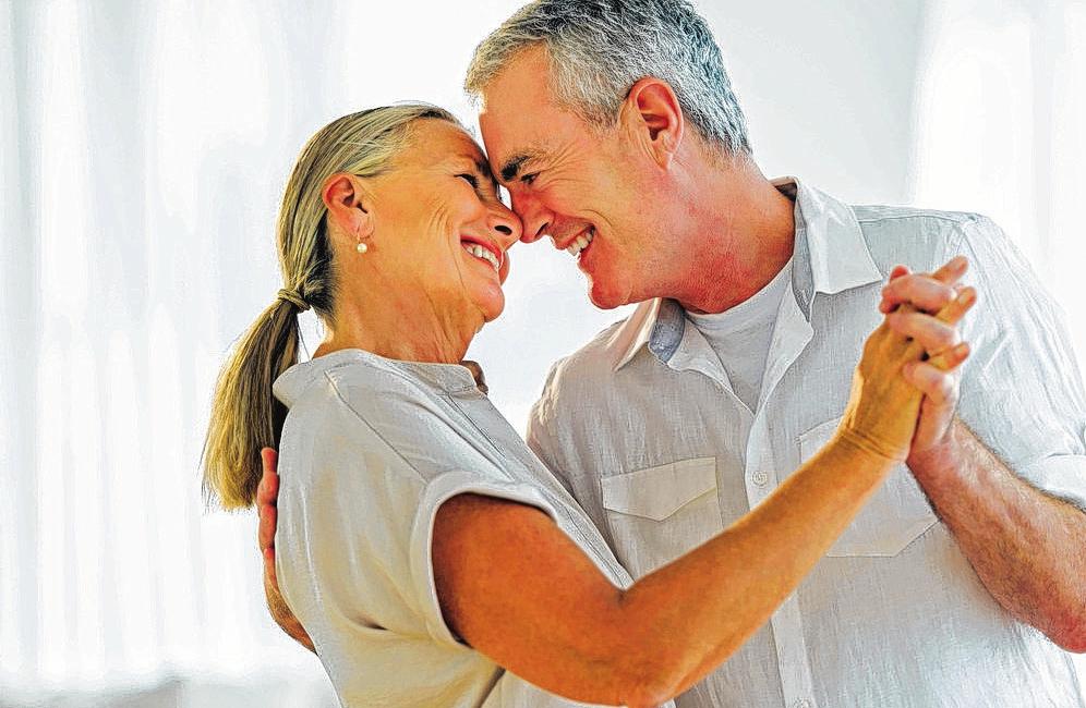 Das gemeinsameWiegen im Takt der Musik macht Freude und stärkt obendrein die tragenden Muskeln im Körper. Foto:djd/Trommsdorff/iStockphoto/tetmc Das gemeinsameWiegen im Takt der Musik macht Freude und stärkt obendrein die tragenden Muskeln im Körper. Foto:djd/Trommsdorff/iStockphoto/tetmc
