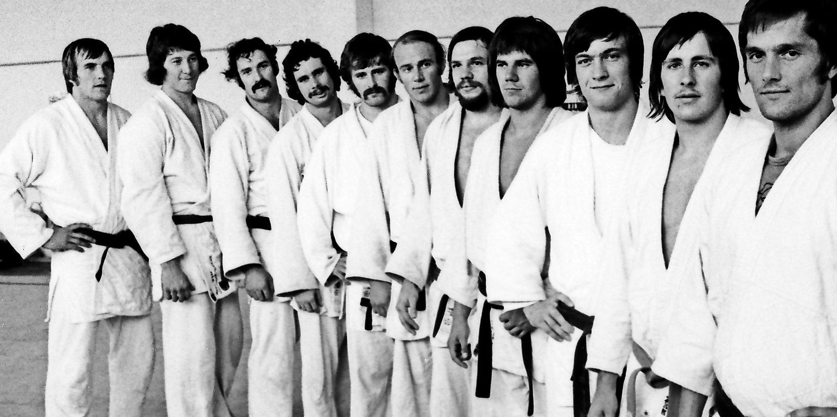 Trainingsgruppe 1973: Klaus Glahm (l.) mit der Judomannschaft des VfL Wolfsburg.