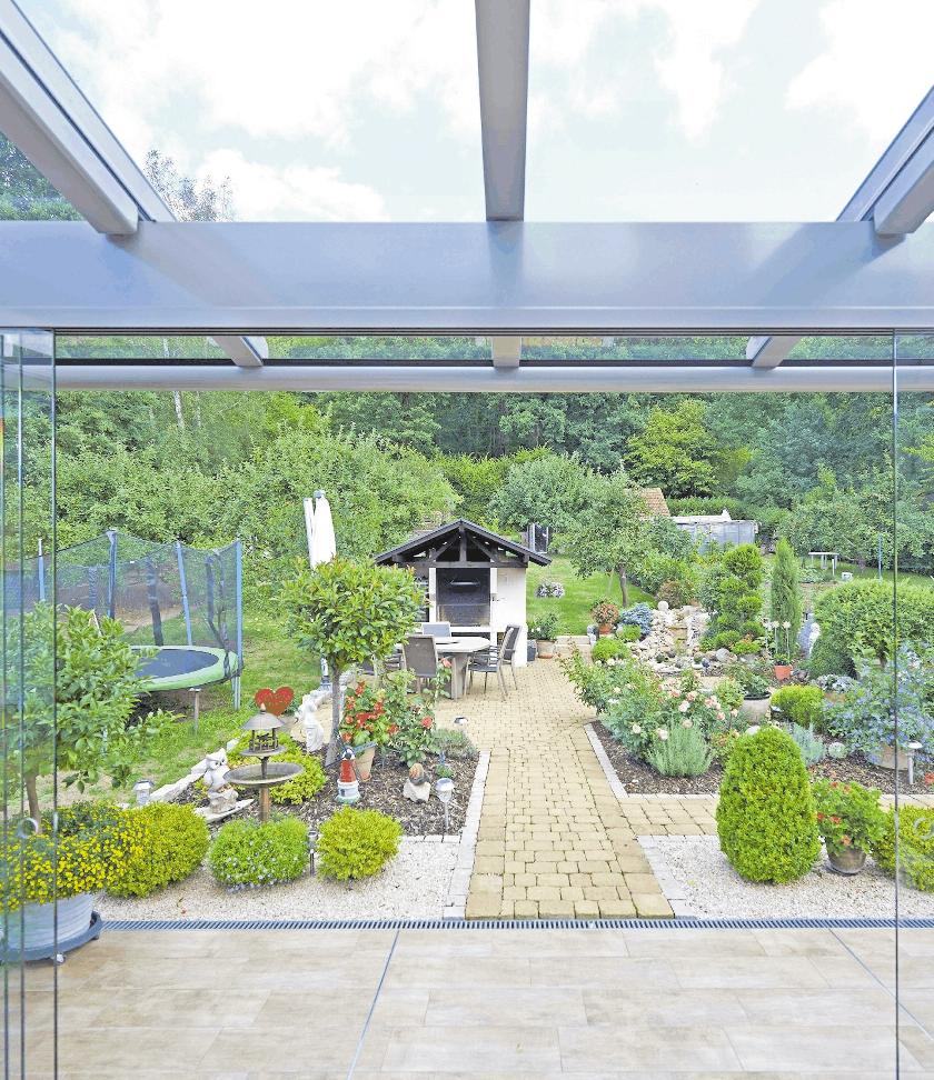 Die leichtgängigen Ganzglas-Schiebetüren können mit wenigen Handgriffen geschlossen oder geöffnet werden. Im geschlossenen Zustand beeinträchtigen die rahmenlosen Glaselemente den Blick in den Garten in gar keiner Weise. FOTO: DJD/SONNE-AM-HAUS.DE Die leichtgängigen Ganzglas-Schiebetüren können mit wenigen Handgriffen geschlossen oder geöffnet werden. Im geschlossenen Zustand beeinträchtigen die rahmenlosen Glaselemente den Blick in den Garten in gar keiner Weise. FOTO: DJD/SONNE-AM-HAUS.DE