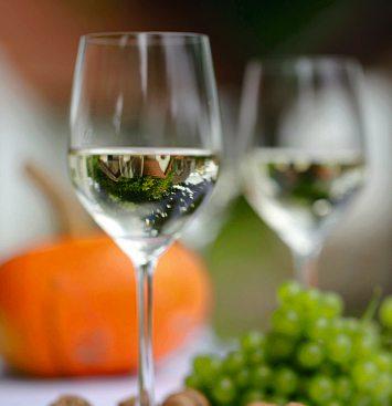 Wein aus Niederösterreich: Das berühmte „Glaserl in Ehren“ kann wohl hierzulande wirklich niemand verwehren. 