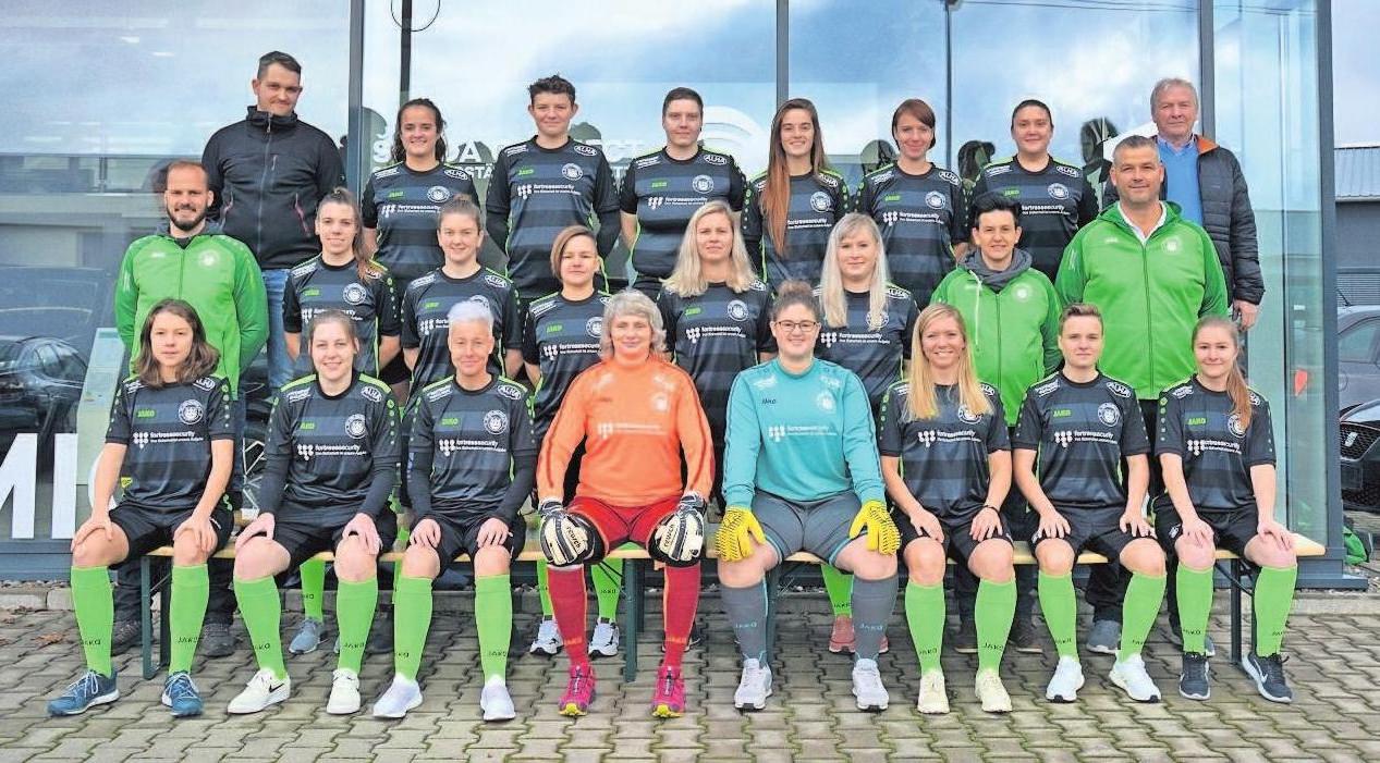 Die Fußball-Damen des SC 06 Oberlind mit dem Trainerteam sowie Sponsor Alfred Fölsche. Foto: Verein Die Fußball-Damen des SC 06 Oberlind mit dem Trainerteam sowie Sponsor Alfred Fölsche. Foto: Verein