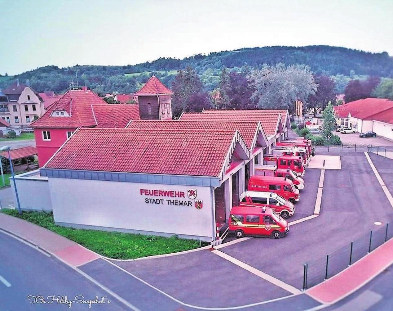 Ganz modern saniert, um- und neugebaut: Von hier aus agieren die Kameraden der Feuerwehr Themar in der Stadt sowie in der VG Feldstein mit 17 Gemeinden. Ganz modern saniert, um- und neugebaut: Von hier aus agieren die Kameraden der Feuerwehr Themar in der Stadt sowie in der VG Feldstein mit 17 Gemeinden.