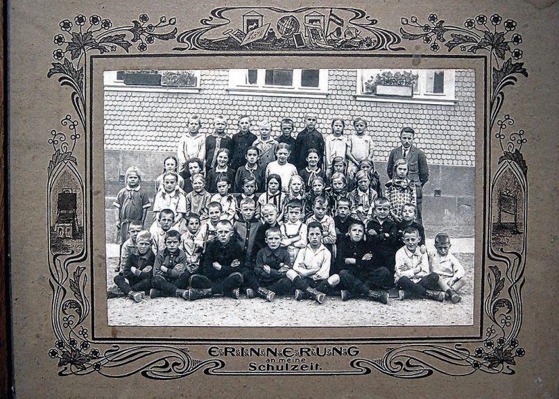 Im Schuljahr 1927 präsentieren sich die Schüler mit Lehrer Schneck vordem Schulhaus in Tumlingen.