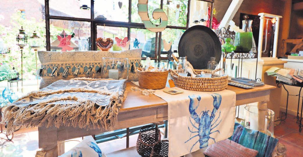 Meeresfarben machen ein Zuhause schöner: Bei Home and Garden gibt es viele schöne Wohnaccessoires, mit denen wir den Sommer ins Haus holen. Meeresfarben machen ein Zuhause schöner: Bei Home and Garden gibt es viele schöne Wohnaccessoires, mit denen wir den Sommer ins Haus holen.