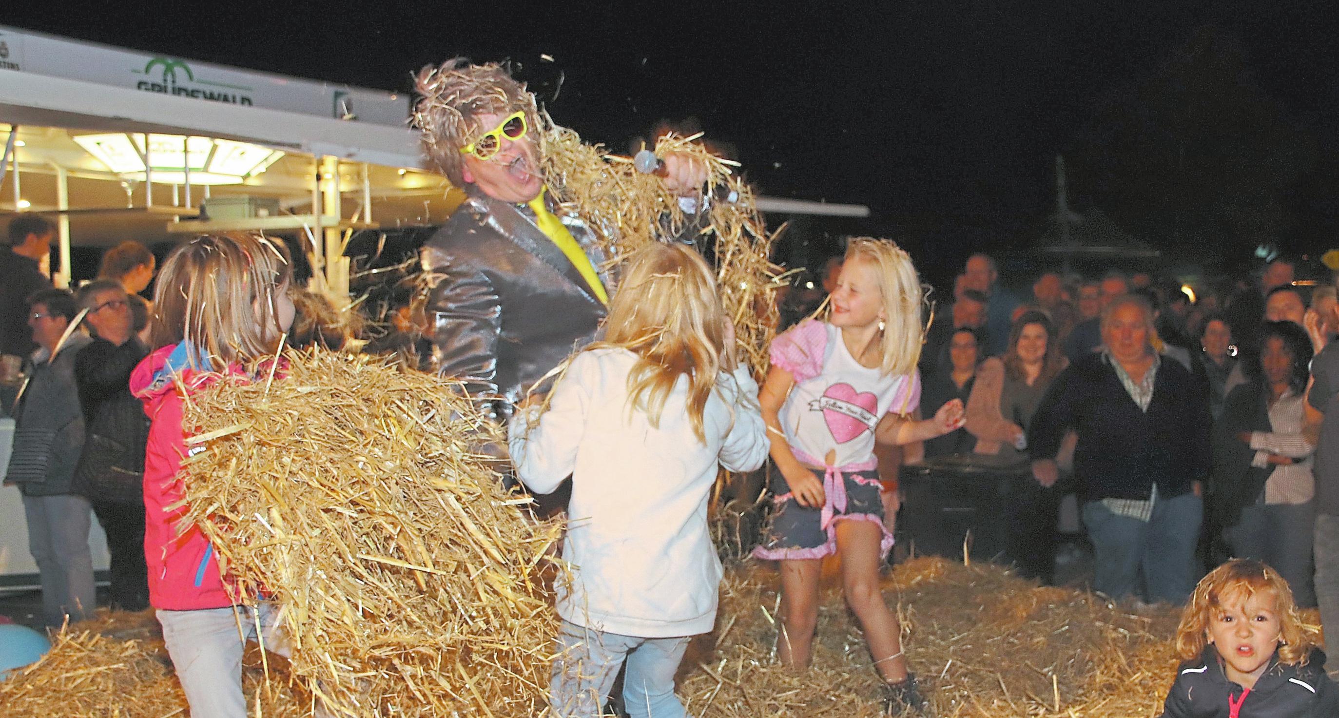Aus Sitzgelegenheiten wurde bei der Afterwork-Party im vergangenen Jahr eine wilde Strohschlacht. Foto: Guido Kratzke Aus Sitzgelegenheiten wurde bei der Afterwork-Party im vergangenen Jahr eine wilde Strohschlacht. Foto: Guido Kratzke
