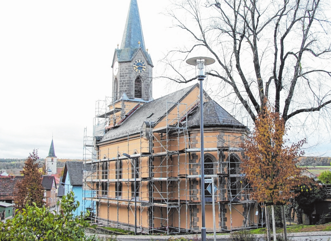 Die evangelische Kirche St. Martin wird gerade außen renoviert. FOTO: GUDRUN KLOPF Die evangelische Kirche St. Martin wird gerade außen renoviert. FOTO: GUDRUN KLOPF