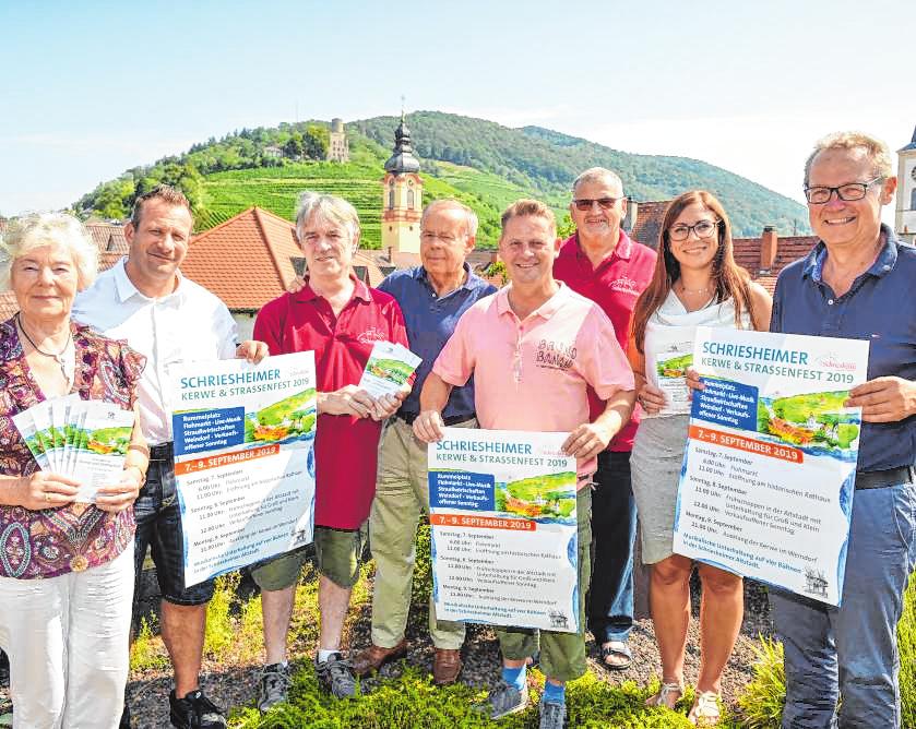 Bürgermeister Höfer (r.) mit den Straßenfest-Machern. BILD: RITTELMANN Bürgermeister Höfer (r.) mit den Straßenfest-Machern. BILD: RITTELMANN