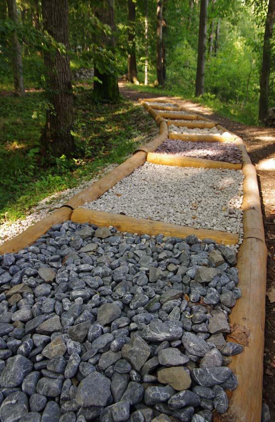 Barfußparks bieten zur Eingewöhnung Pfade mit verschiedenen Untergründen an. Foto: Ales Rak Barfußparks bieten zur Eingewöhnung Pfade mit verschiedenen Untergründen an. Foto: Ales Rak
