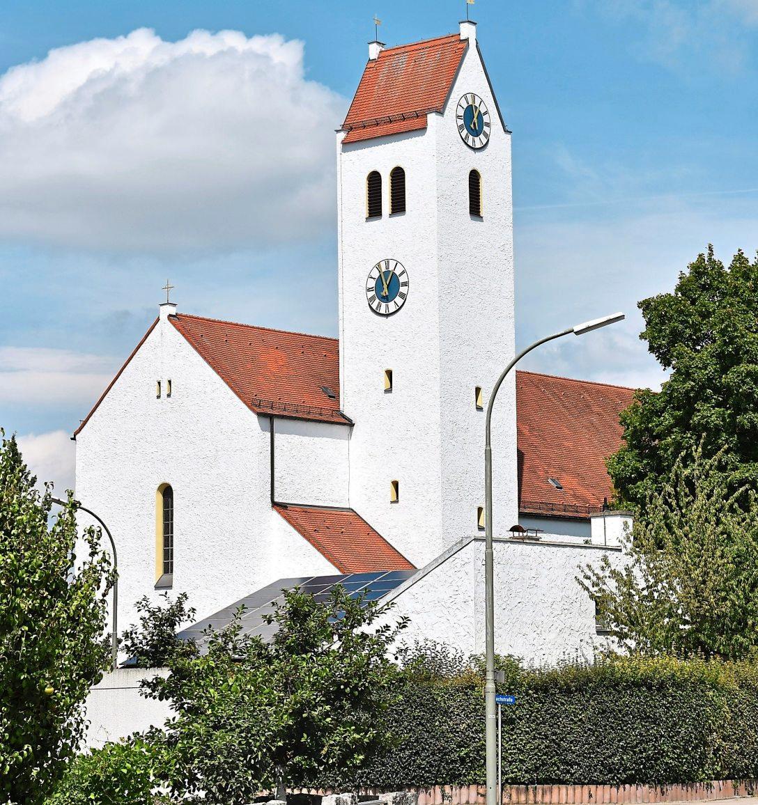 Der Turm der Kirche St. Canisius in Ringsee ragt 28 Meter in die Höhe. Die Kirche wurde 1937 durch den Eichstätter Bischof Michael Rackl konsekriert. Der erste Spatenstich war 1936 erfolgt. Fotos: Bartenschlager Der Turm der Kirche St. Canisius in Ringsee ragt 28 Meter in die Höhe. Die Kirche wurde 1937 durch den Eichstätter Bischof Michael Rackl konsekriert. Der erste Spatenstich war 1936 erfolgt. Fotos: Bartenschlager