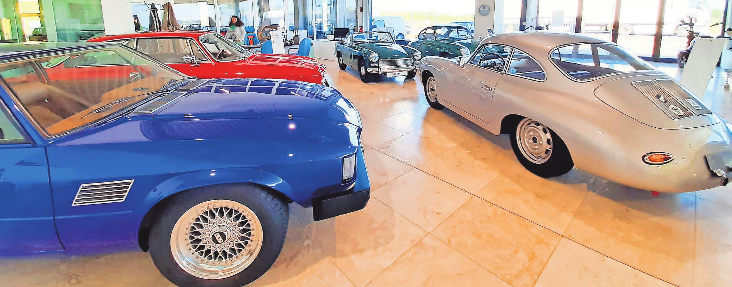 In der Verkaufshalle stehen Oldtimer, die in Elze restauriert worden sind. In der Verkaufshalle stehen Oldtimer, die in Elze restauriert worden sind.
